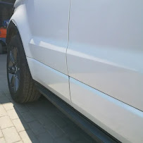 Białe auto – bok po usunięciu wgniecenia bez lakierowania