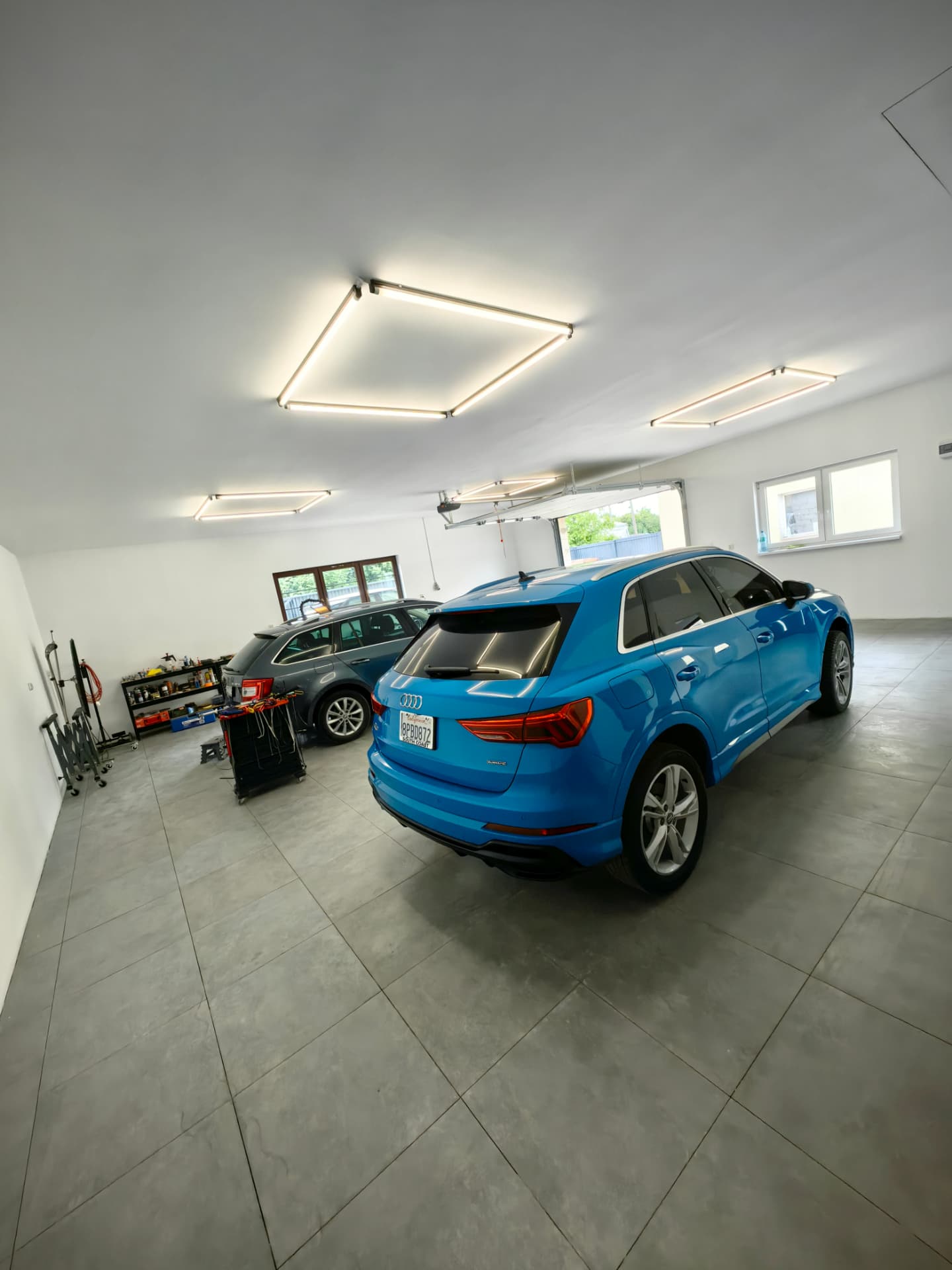 Niebieskie Audi Q3 w hali naprawczej Dent Art